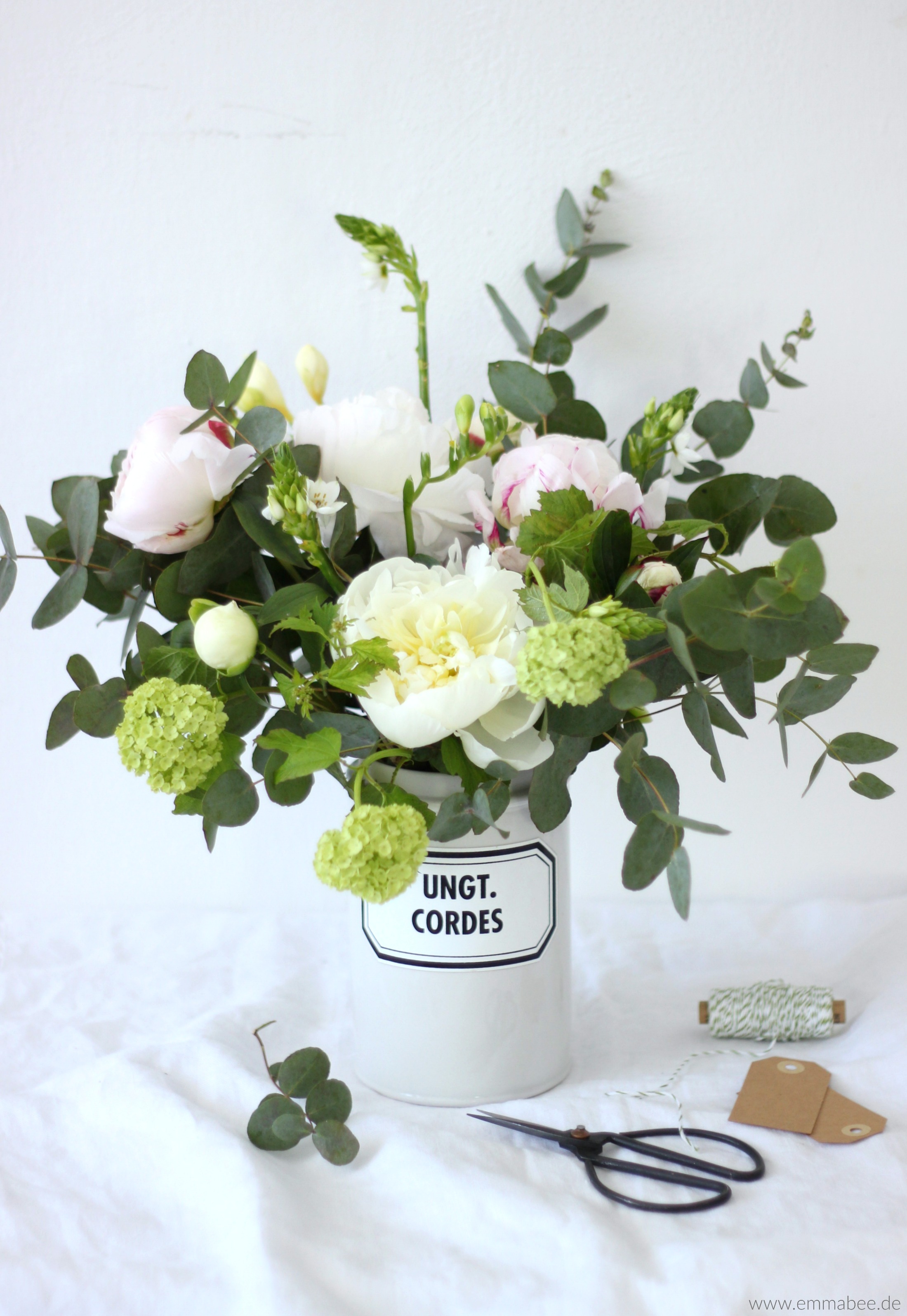DIY} Mit Blumen dekorieren: Der 5-Minuten Frühlingsblumenstrauss