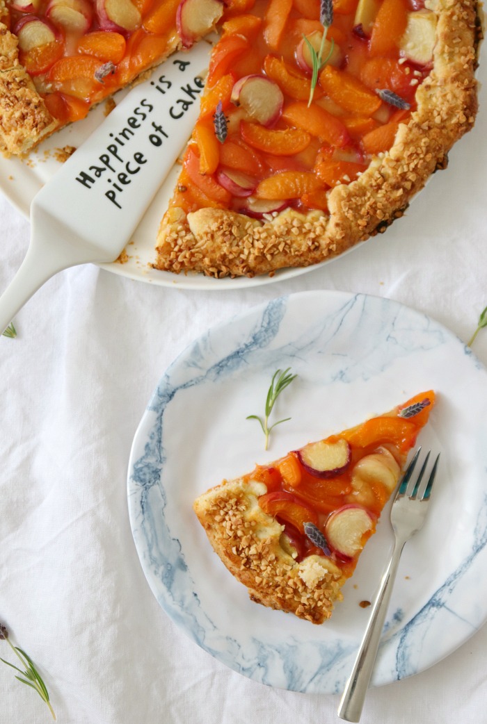 {Rezept} Sommerliche Aprikosen-Tarte mit Lavendelblüten - Emma Bee